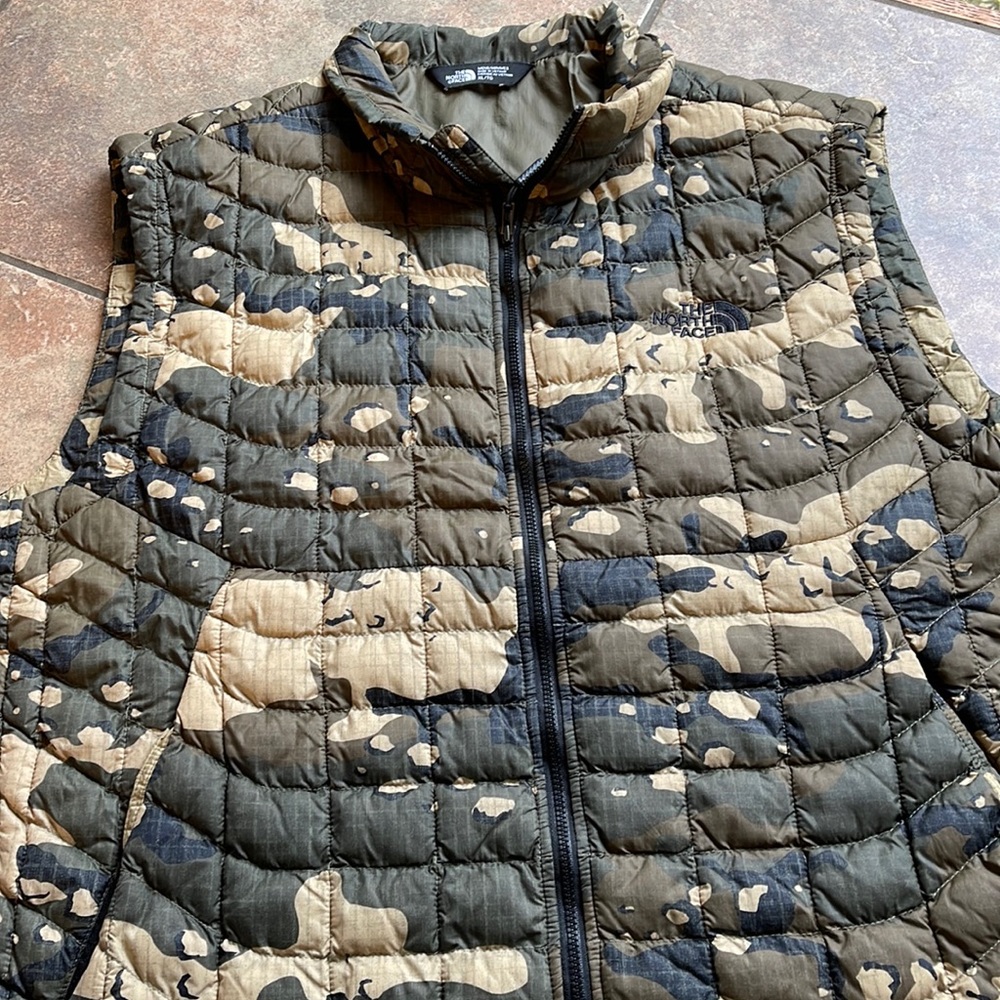 XL North Face camo vest